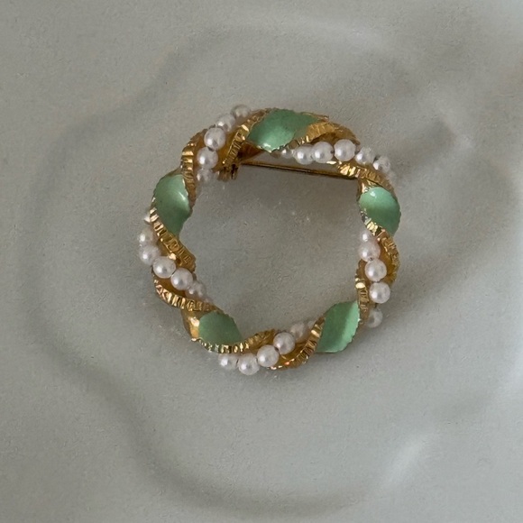 Vintage Gold Tone Wreath Brooch with Faux Pearls and Green Enamel Leaves - Picture 5 of 7